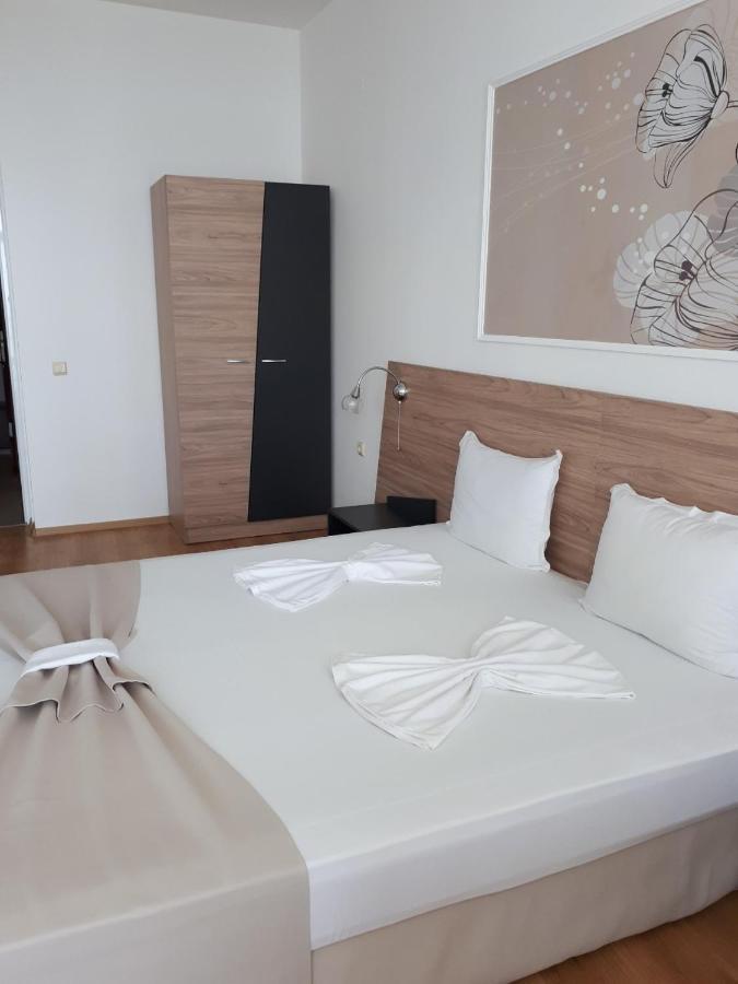 Silver Beach Byala: Beachfront Panorama with Parking Byala  Exterior photo